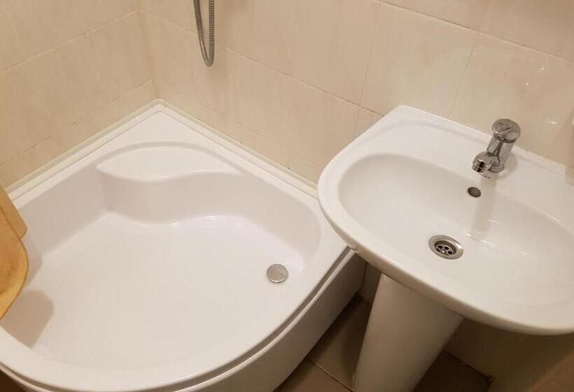 Economy Triple Room, 18