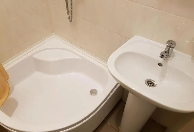 Economy Triple Room, 18