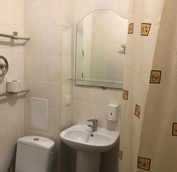 اتاق خانوادگی, 18