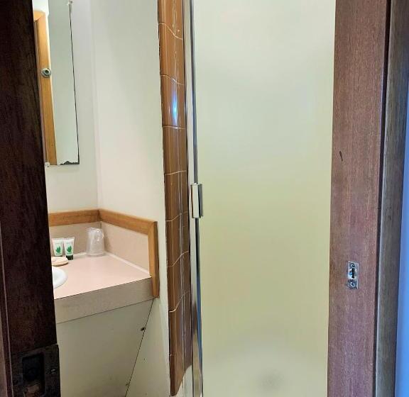 스탠다드 스튜디오, Breakers Boutique Inn