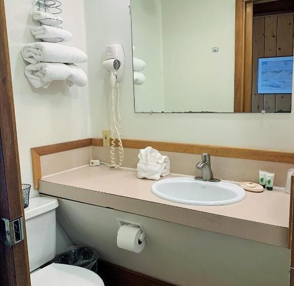 스탠다드 스튜디오, Breakers Boutique Inn