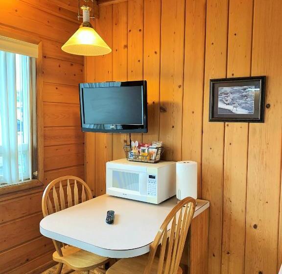 스탠다드 스튜디오, Breakers Boutique Inn