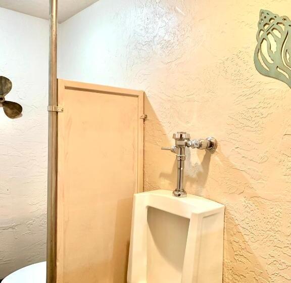 패밀리 룸, Breakers Boutique Inn