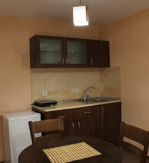 استودیو خانوادگی, Center Guest House