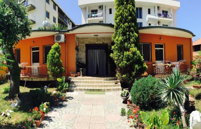 استودیو خانوادگی, Guroal Holiday House