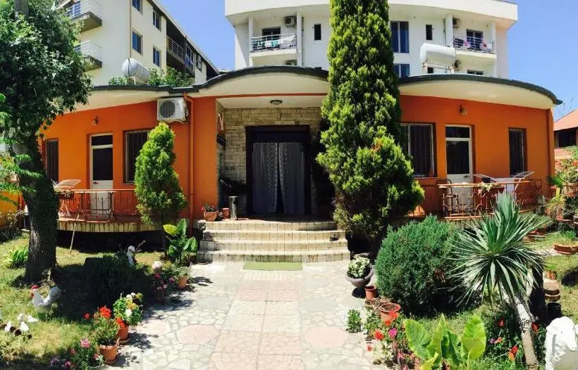 استودیو خانوادگی, Guroal Holiday House