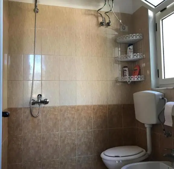 استودیو خانوادگی, Guroal Holiday House