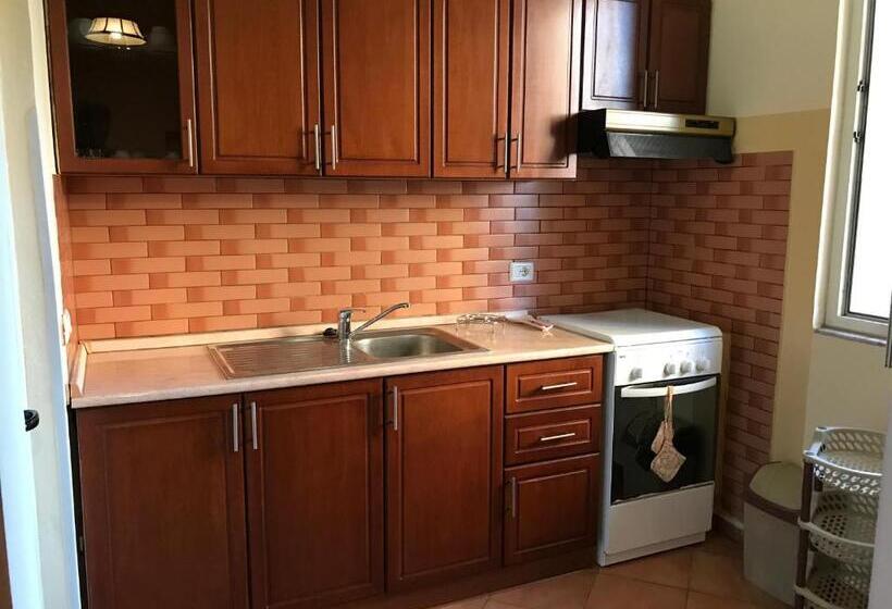 استودیو خانوادگی, Guroal Holiday House