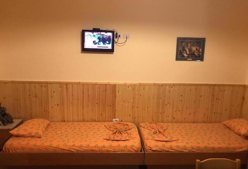 استودیو خانوادگی, Guroal Holiday House