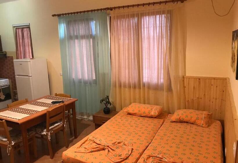 Семейное Студио, Guroal Holiday House