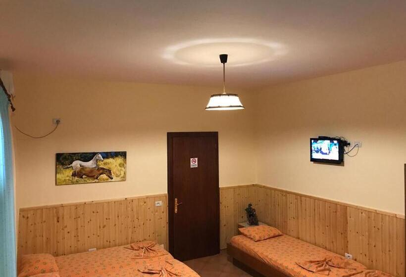 استودیو خانوادگی, Guroal Holiday House