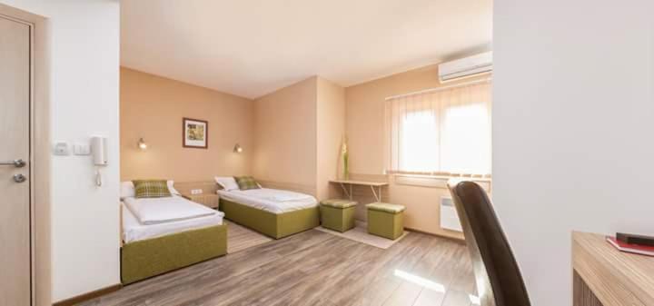 استودیوی استاندارد, Bed & Breakfast Park Gate