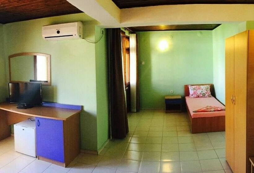 غرفة قياسية ثلاثية مزودة بشرفة, Paradise Chernomorets