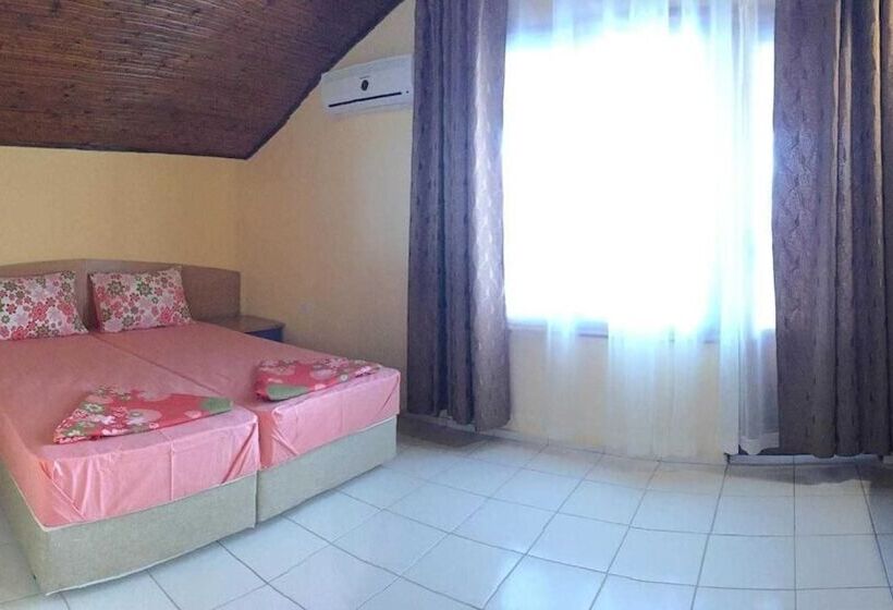 غرفة قياسية ثلاثية مزودة بشرفة, Paradise Chernomorets