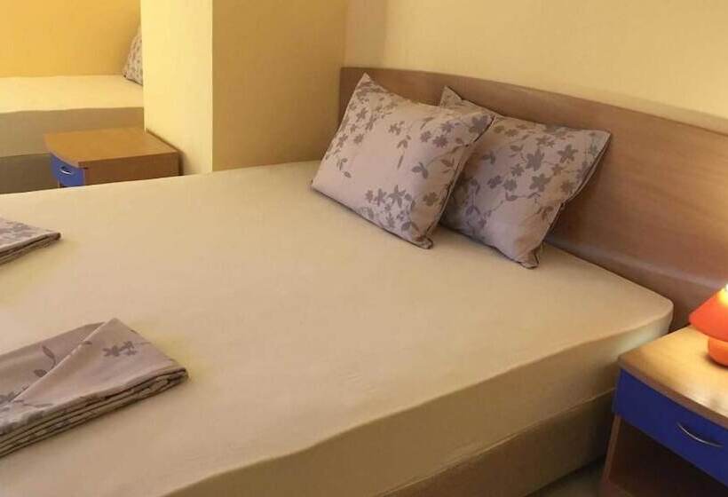 غرفة قياسية رباعية مزودة بشُرفة, Paradise Chernomorets