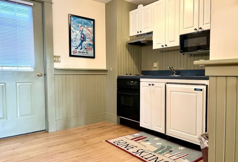 منزل غرفة نوم واحدة, The Interlaken Inn