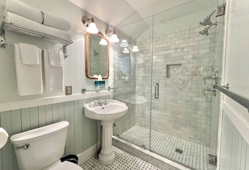 منزل غرفة نوم واحدة, The Interlaken Inn