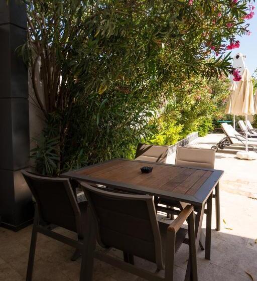 דירת חדר נוף לבריכה, M Suite