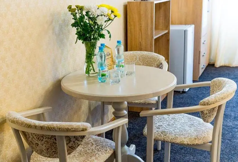 اتاق خانوادگی, Guest House Shale