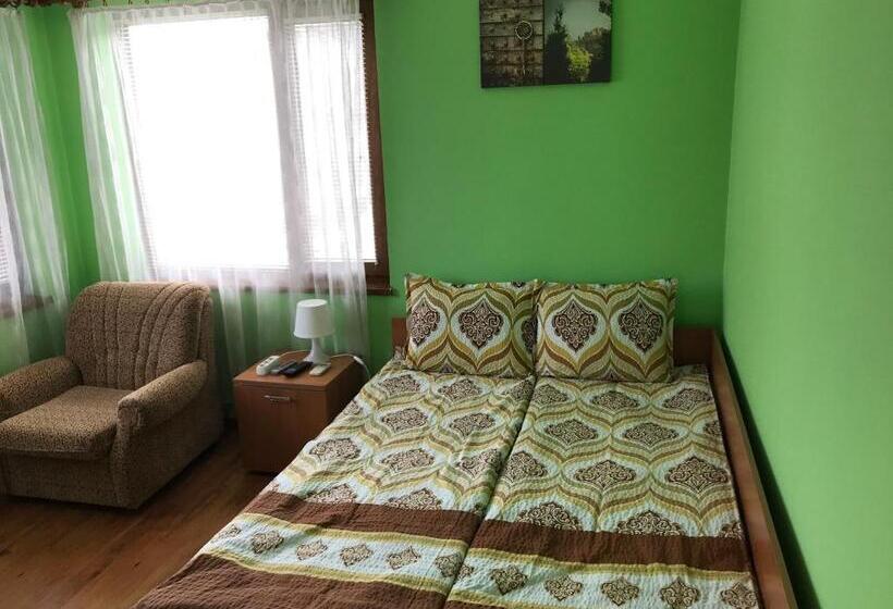 标准三人间共用浴室, Guesthouse Elena