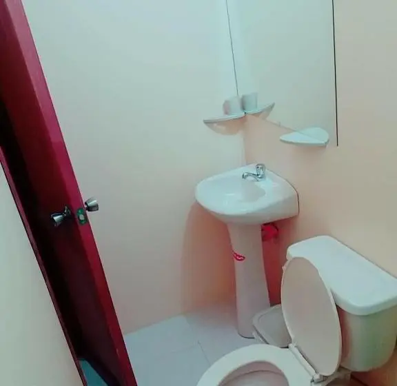 اتاق خانوادگی, Hostal Montecarlos