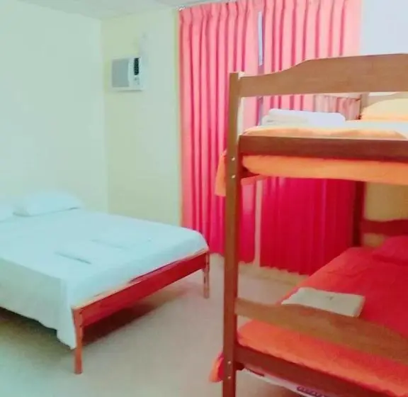 اتاق خانوادگی, Hostal Montecarlos