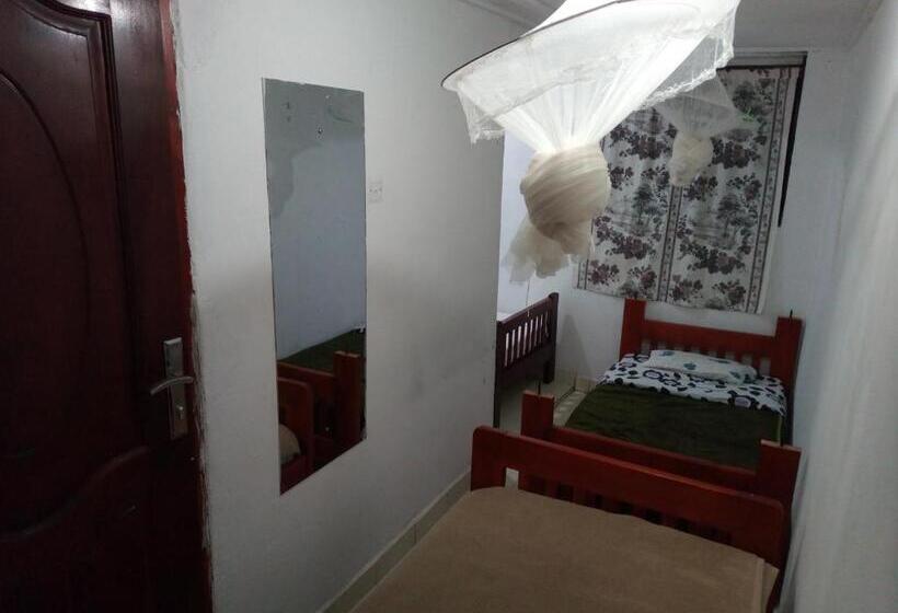 اتاق سه‌نفرۀ استاندارد با سرویس بهداشتی بیرون از اتاق, Maasai Villa Backpackers Home