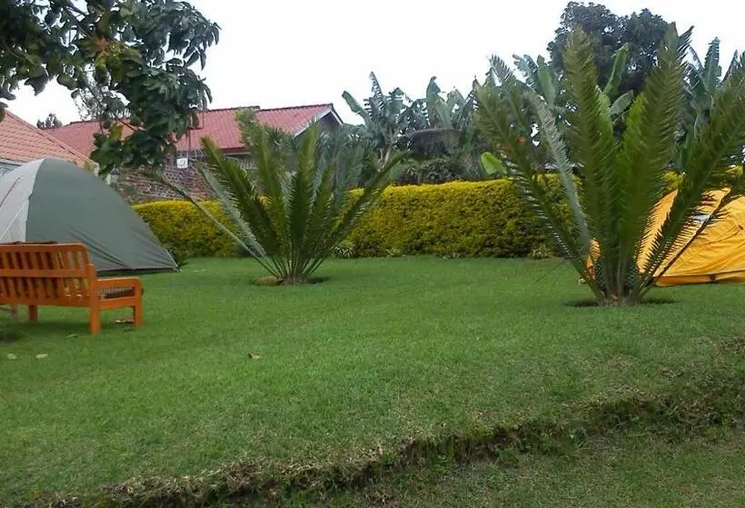 اتاق سه‌نفرۀ استاندارد با سرویس بهداشتی بیرون از اتاق, Maasai Villa Backpackers Home