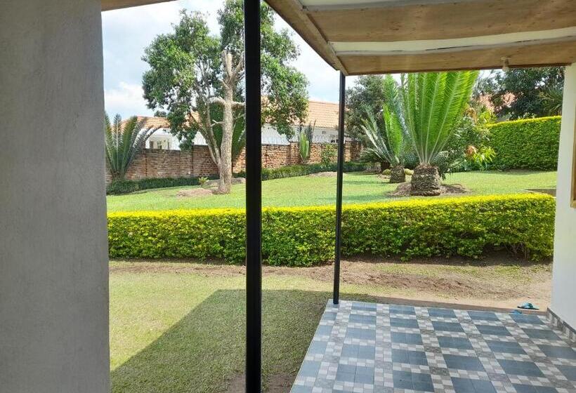 اتاق کلاسیک چهارنفره, Maasai Villa Backpackers Home