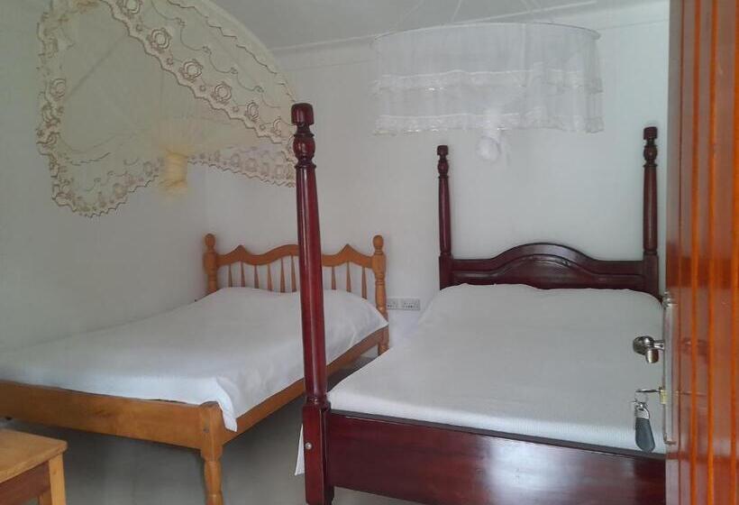 اتاق کلاسیک چهارنفره, Maasai Villa Backpackers Home