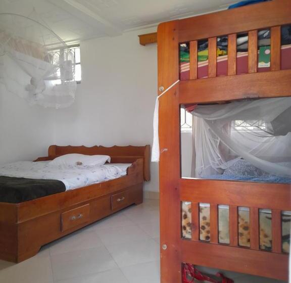 اتاق کلاسیک چهارنفره, Maasai Villa Backpackers Home