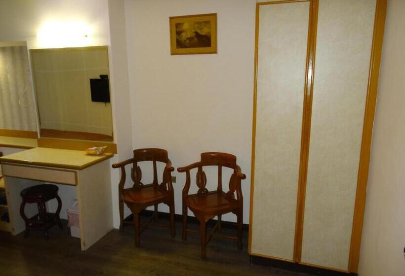 اتاق لوکس, Jia Xin