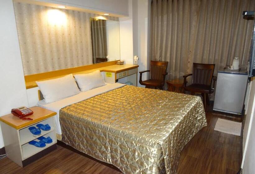 اتاق لوکس, Jia Xin