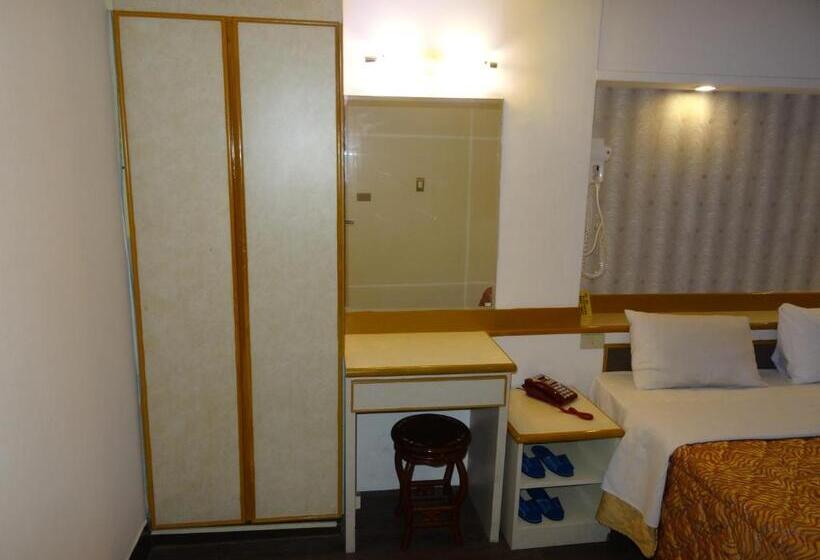 اتاق لوکس, Jia Xin