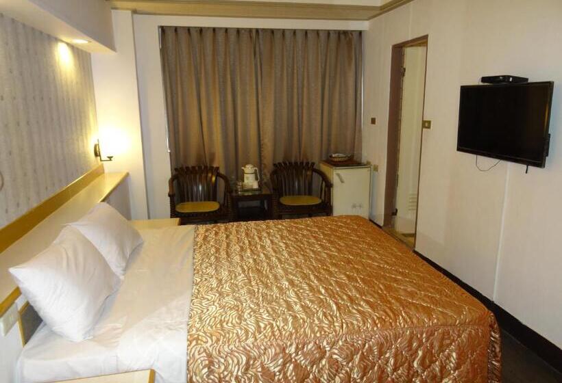 اتاق لوکس, Jia Xin