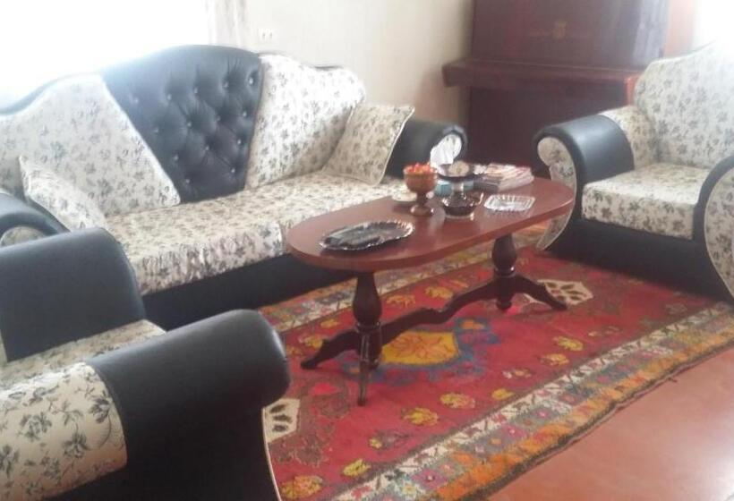 اتاق خانوادگی, Shushan Guest House