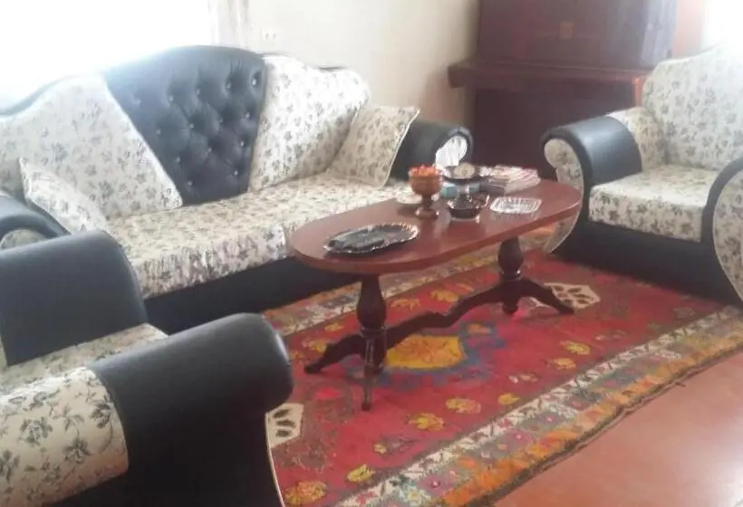 اتاق خانوادگی, Shushan Guest House