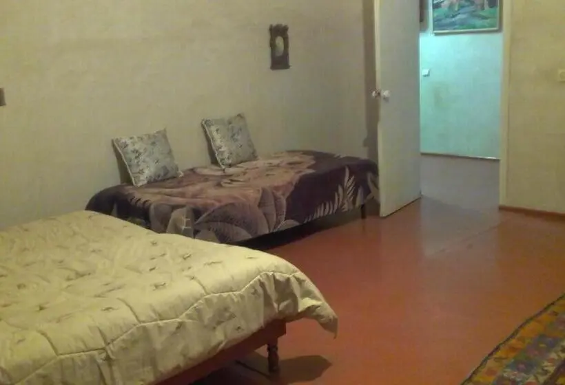 اتاق خانوادگی, Shushan Guest House