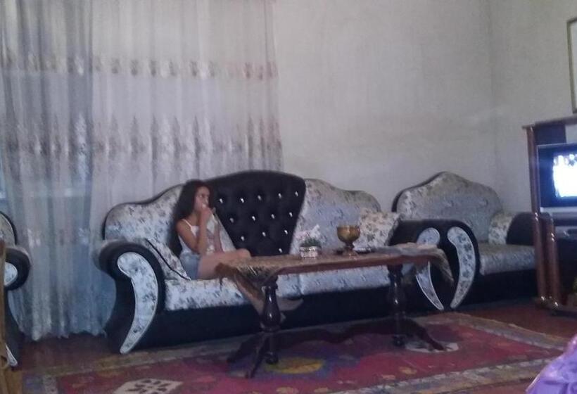 اتاق خانوادگی, Shushan Guest House
