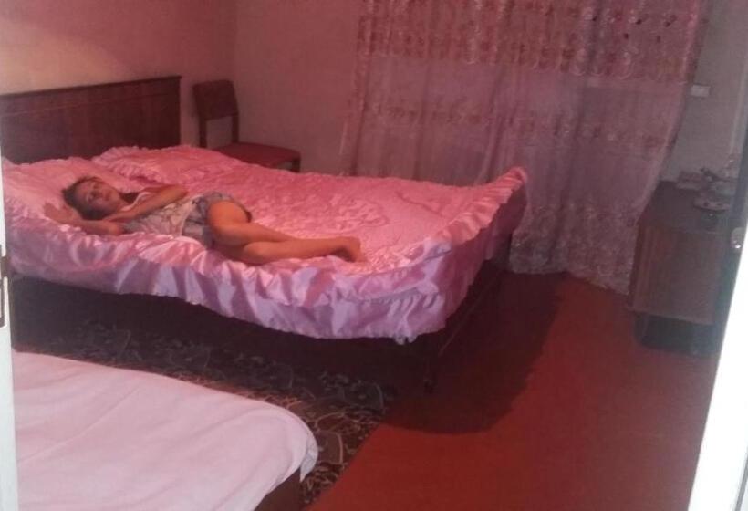 اتاق کلاسیک سه تخته, Shushan Guest House