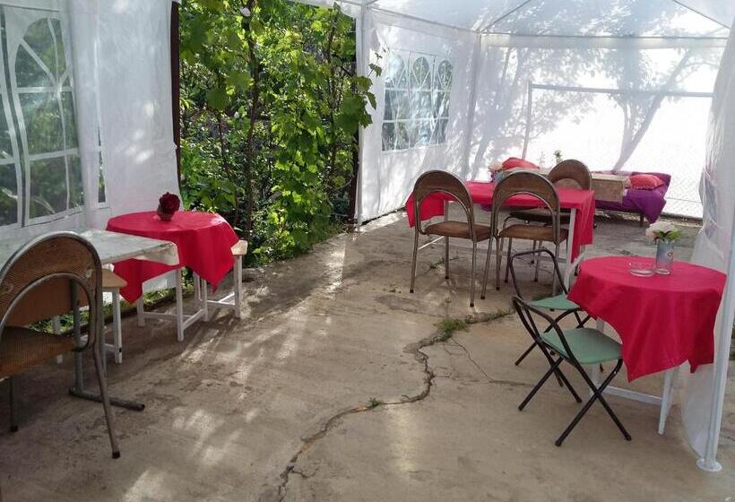 اتاق کلاسیک سه تخته, Shushan Guest House