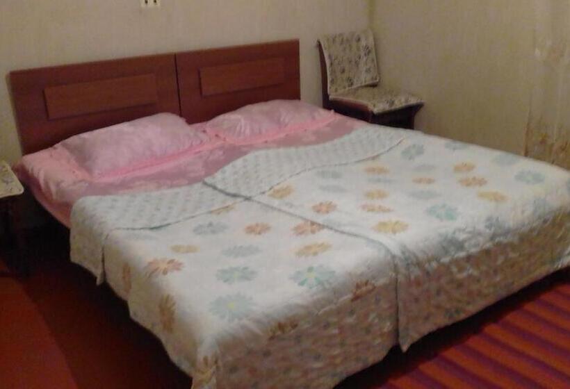 اتاق استاندارد سه نفره, Shushan Guest House