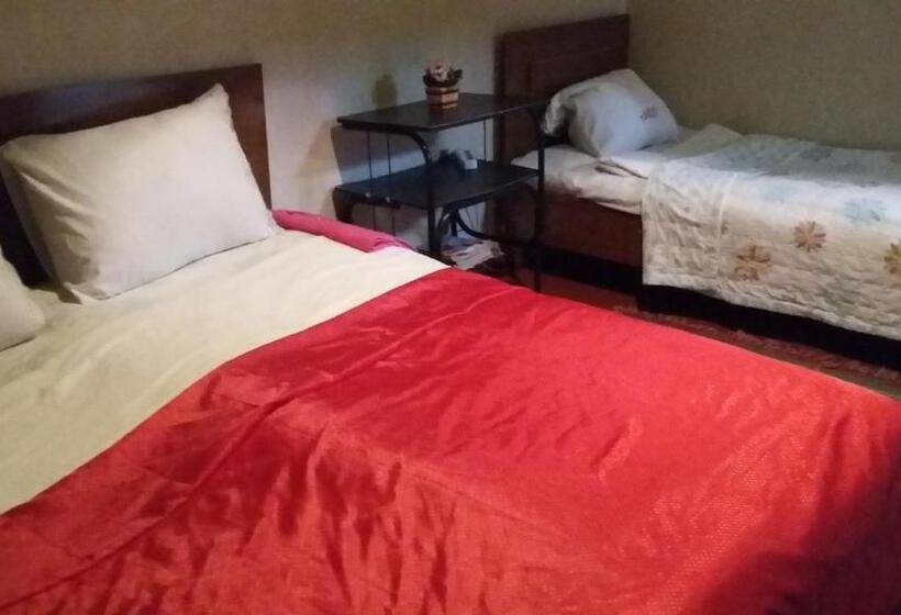 اتاق استاندارد سه نفره, Shushan Guest House