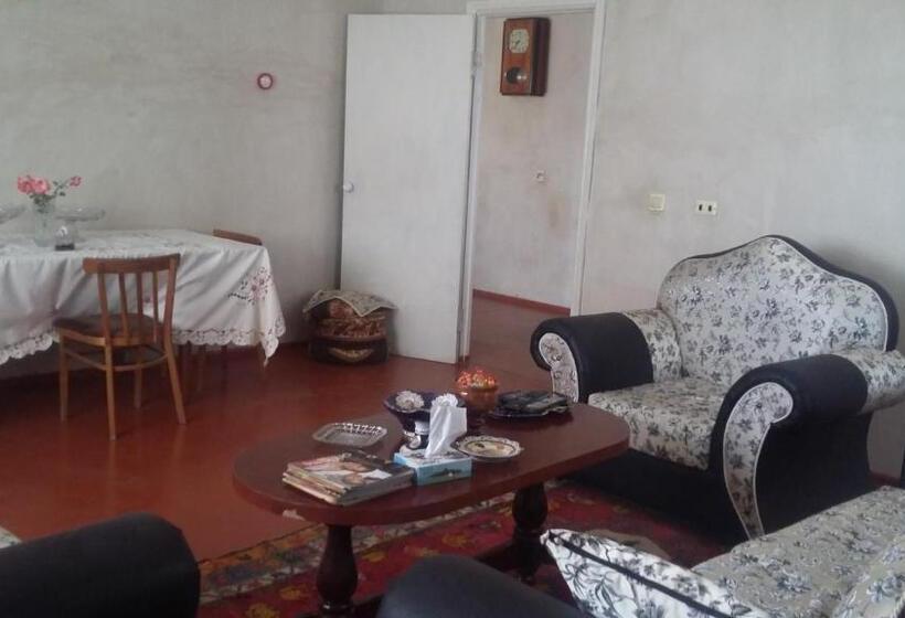اتاق استاندارد سه نفره, Shushan Guest House