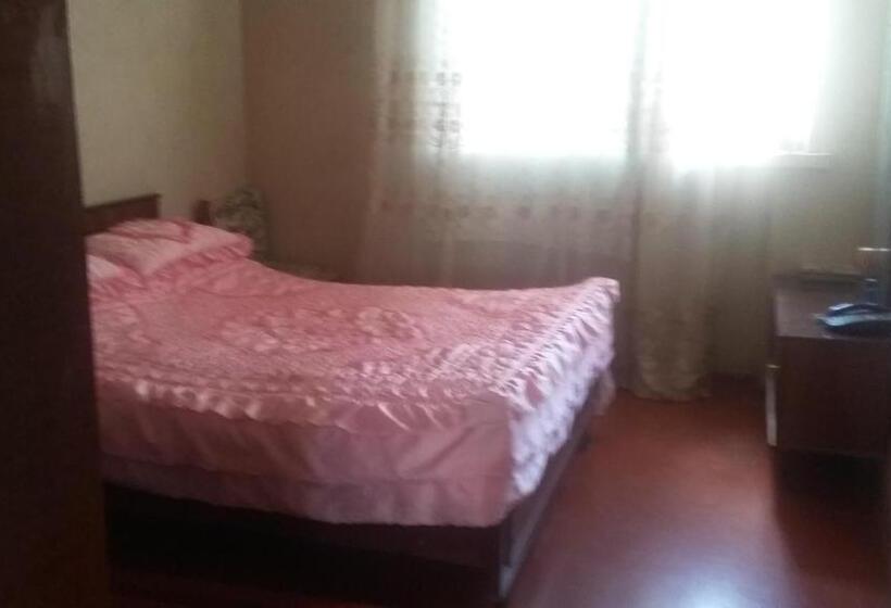 اتاق استاندارد سه نفره, Shushan Guest House
