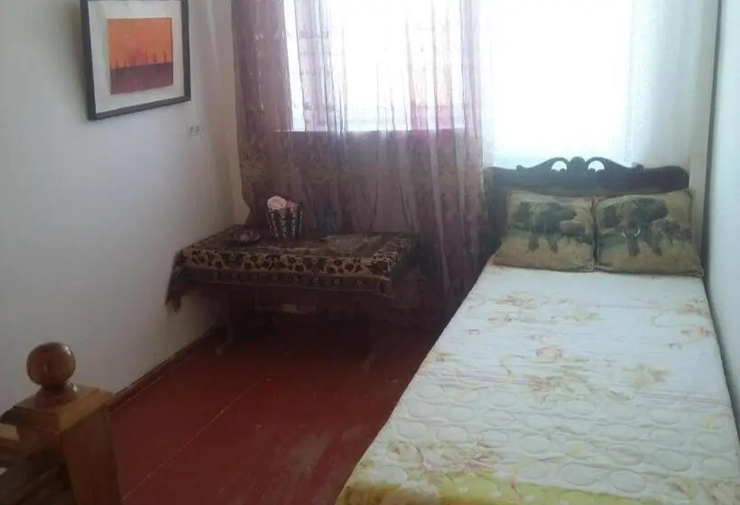 اتاق استاندارد یک نفره, Shushan Guest House