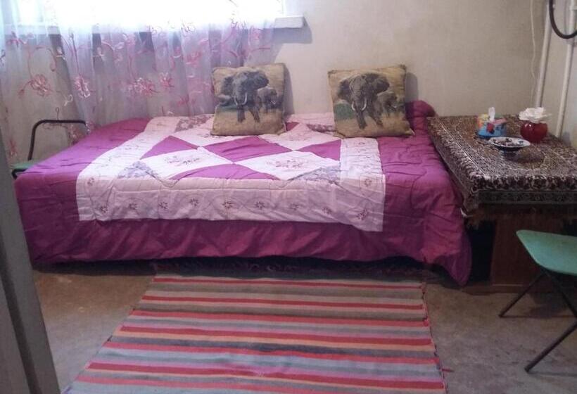 اتاق استاندارد یک نفره, Shushan Guest House