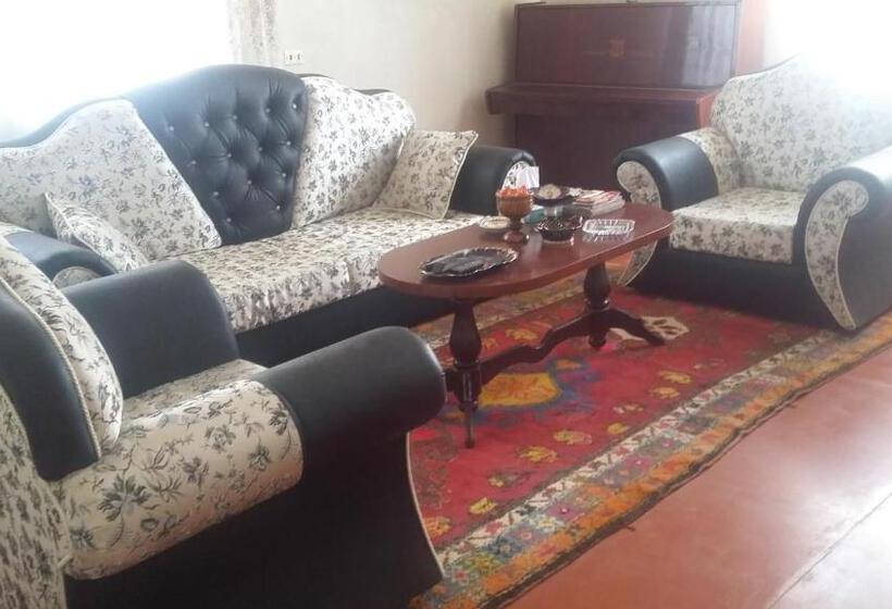 اتاق استاندارد سه نفره, Shushan Guest House