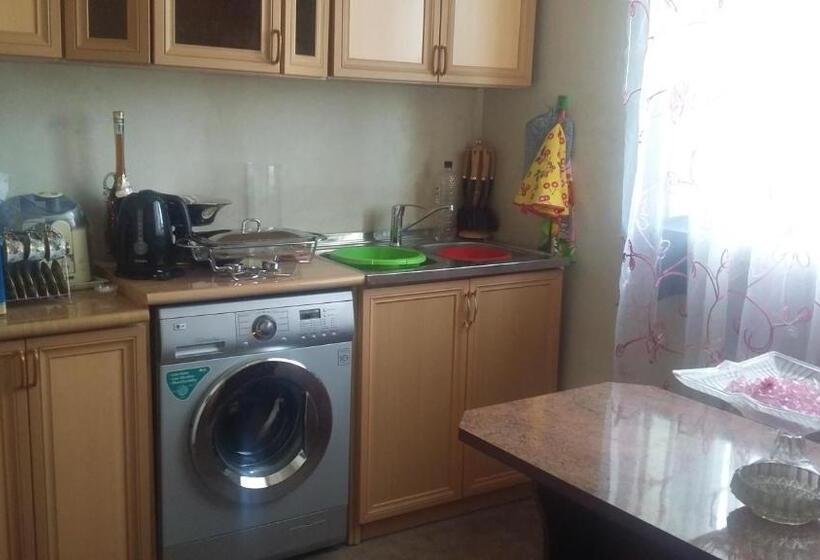 اتاق استاندارد سه نفره, Shushan Guest House