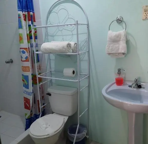 اتاق استاندارد سه نفره, Blue Morpho House B&b